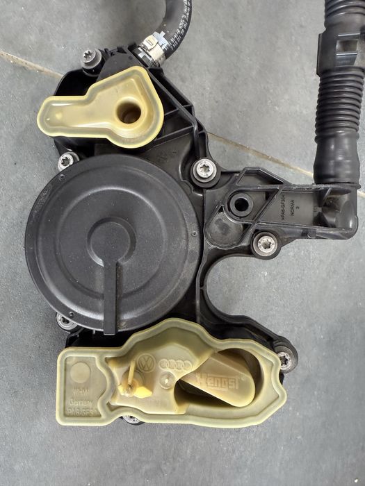 Сепаратор оливний Audi A4 B9 масловідділювач Ауді А4 Б9 КГВТ 2.0 tfsi