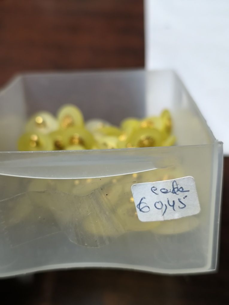 Botões amarelos duas cores
