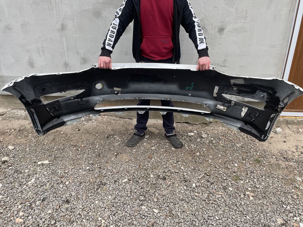 Бампер Tesla model 3 під ремонт
