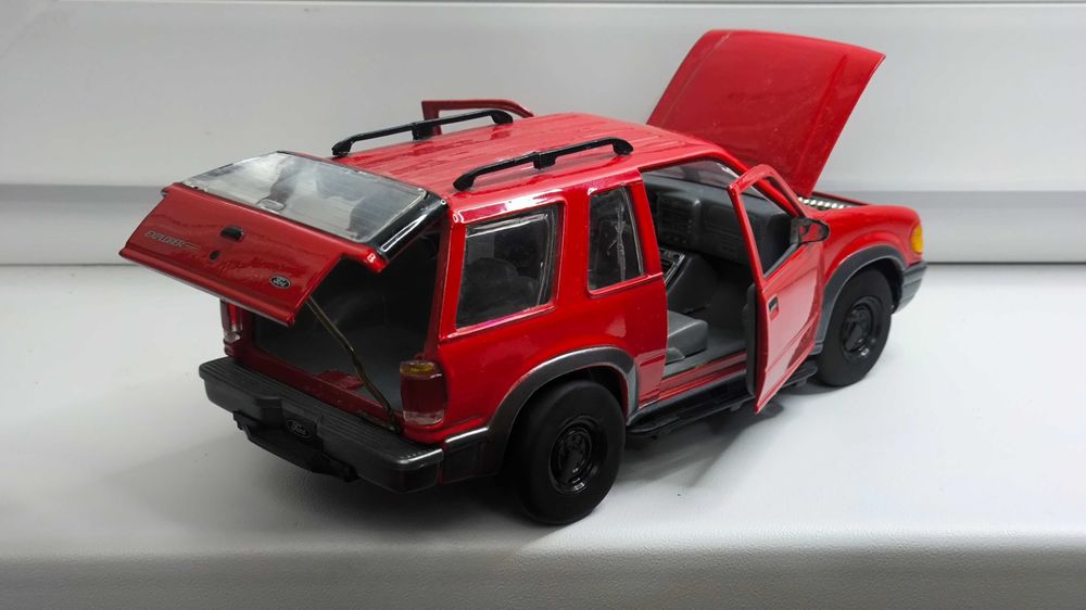 Модель, машинка Ford Explorer sport 1997 1.24 Motormax