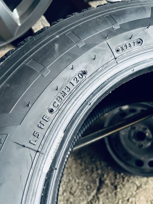Шини Резина Зимові 215 65 16C Bridgestone Blizzak 2шт