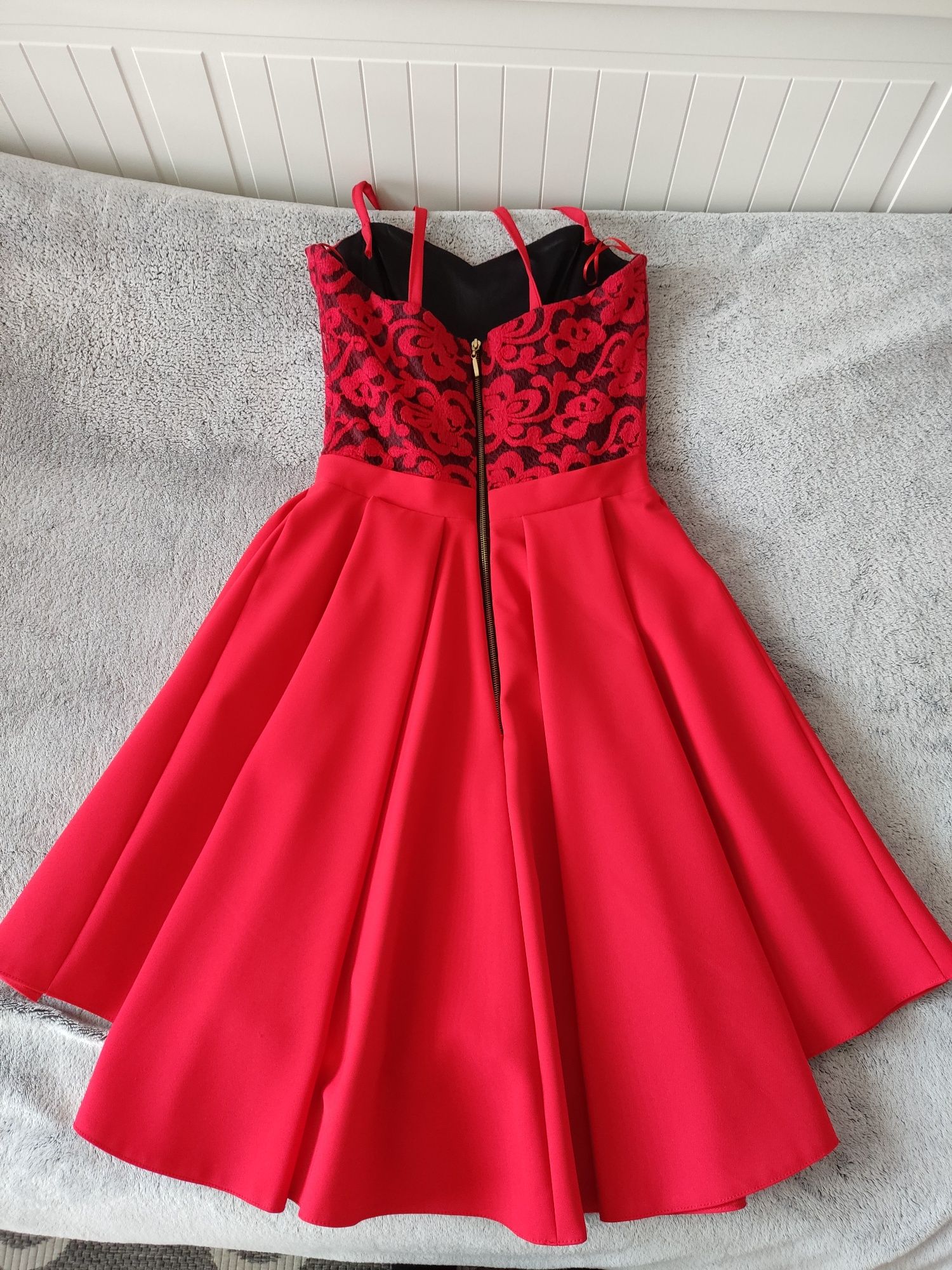Czerwona sukienka balowa