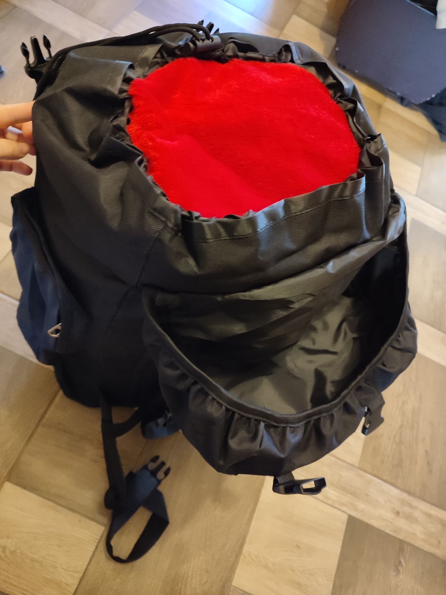 Nowy granatowy plecak turystyczny