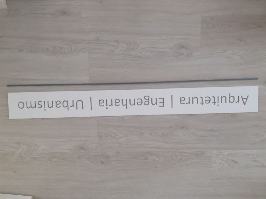 Painel PVC branco e friso cinza escuro