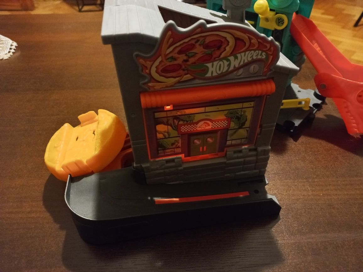 2 zestawy hot wheels Pizza dinozaur + tor wheels dinozaur stacja kontr