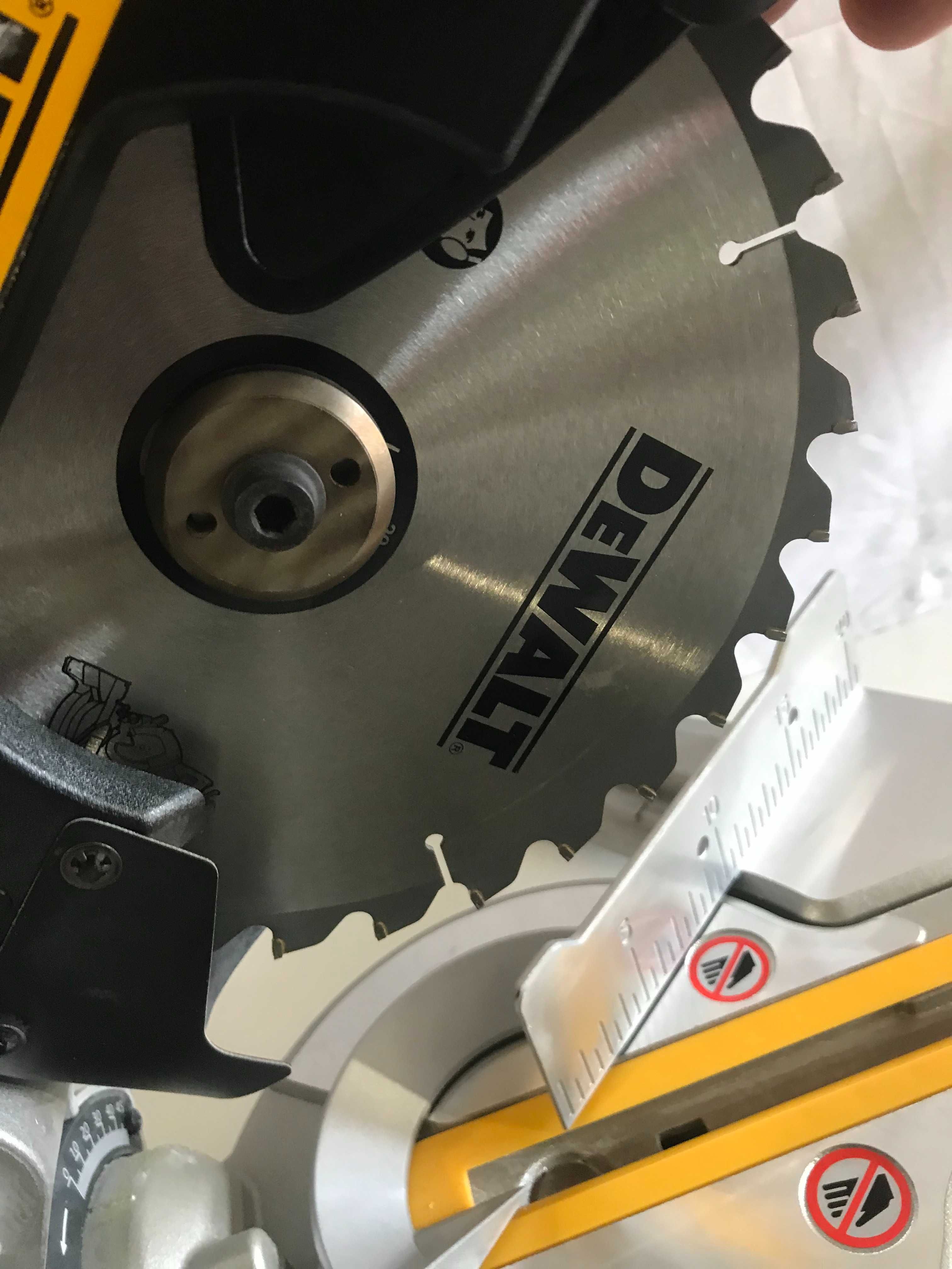 Пила торцювальна DeWalt DWS773 з Англії