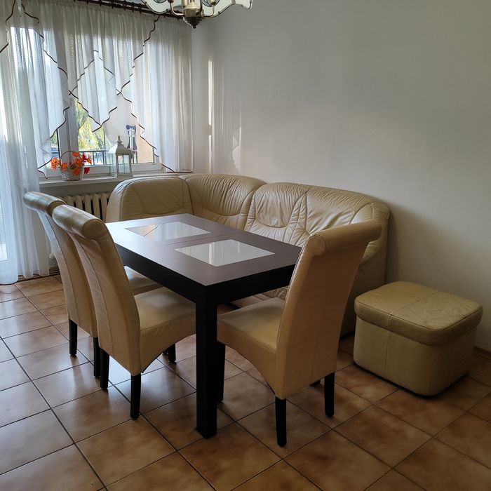 Narożnik skórzany, stół rozkładany, pufa, 3 krzesła