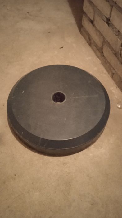 Betonowa podpora parasola ogrodowego.