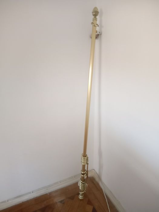Varão de cortinados em dourado