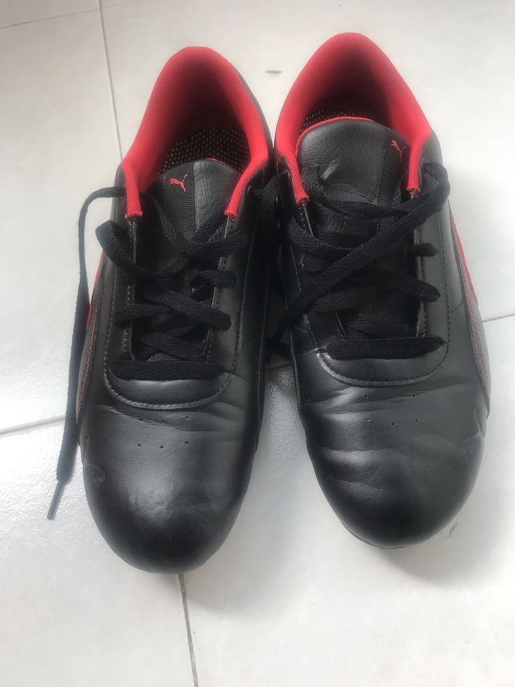 Tenis puma ( ferrari) + casaco corta vento impremiavem, usado 2 vezes.