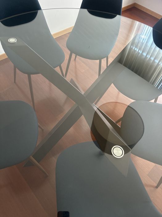 Mesa + 6 cadeiras (Vidro + base madeira)