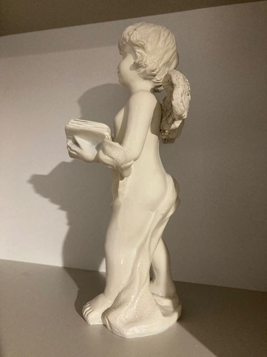 Anioł czytający księgę, rzeźba, figurka