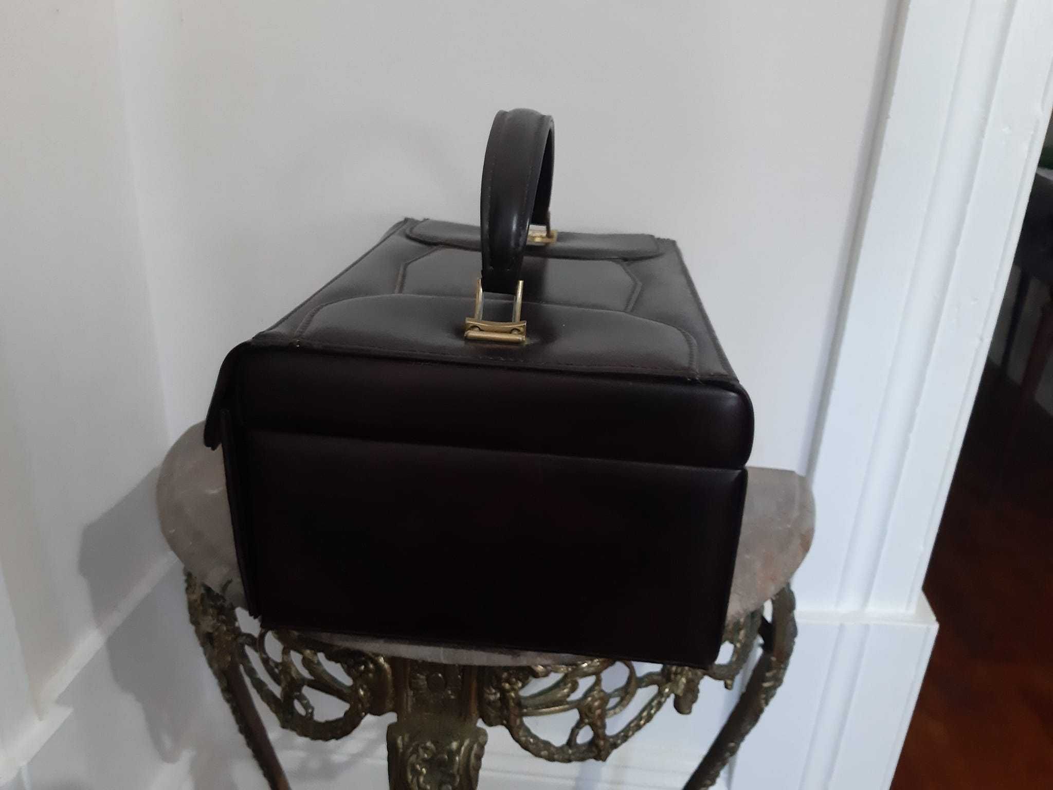 Antigo e Grande Necessaire com muita arrumação.