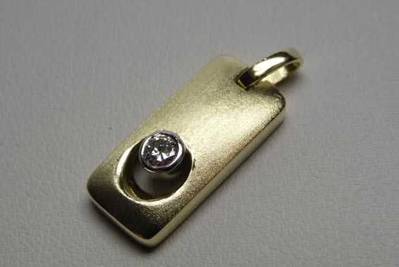 Złota prostokątna zawieszka z diamentem brylant 0,13 ct.