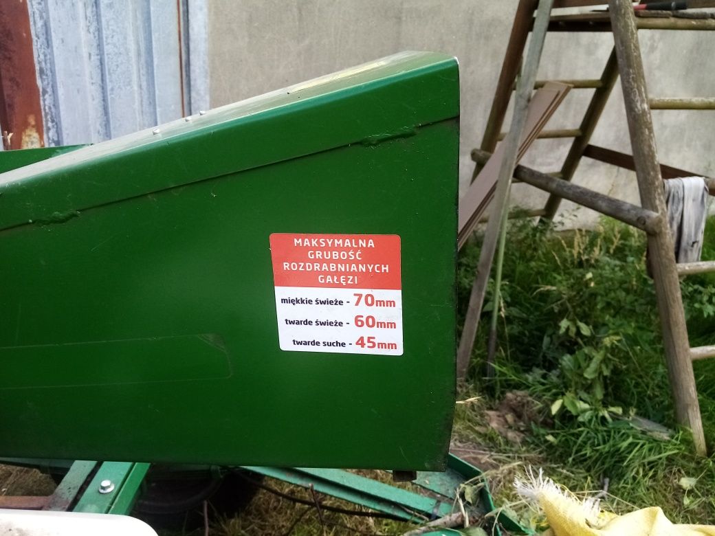 Rębak do gałęzi z taśmociągiem