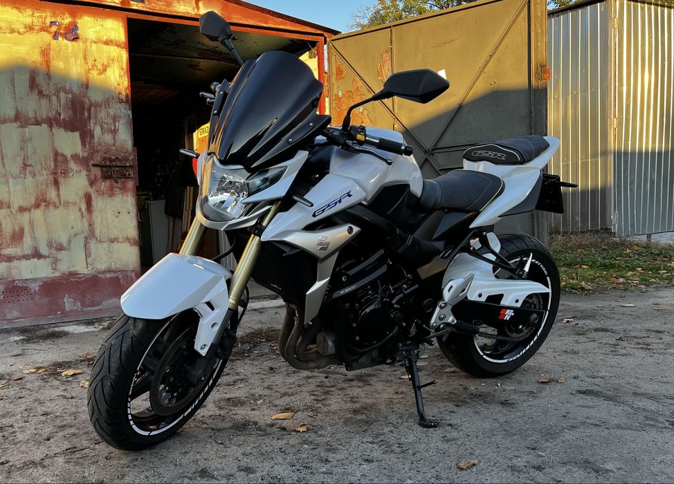 Suzuki GSR 750 wydech Yoshimura r11