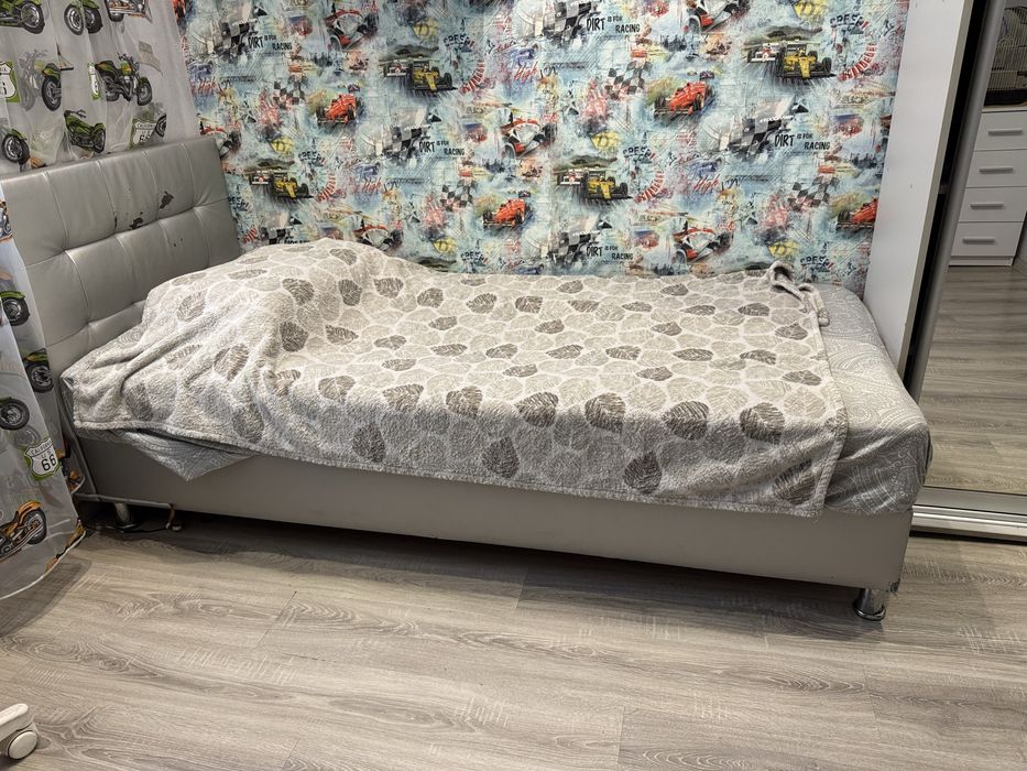 Кровать , шкаф в гарному стані