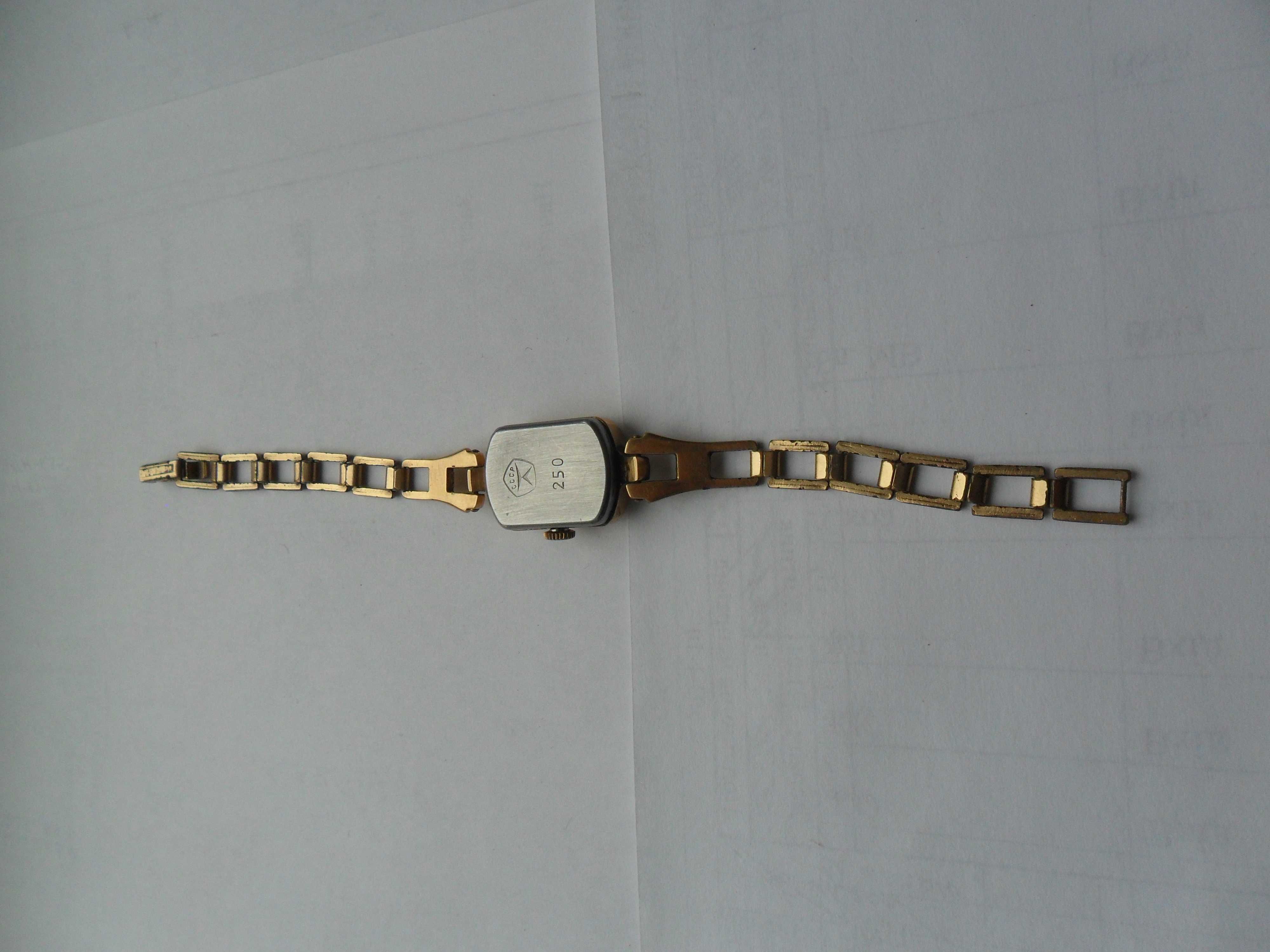 Продам механические женские часы Луч СССР   AUX  с  браслетом