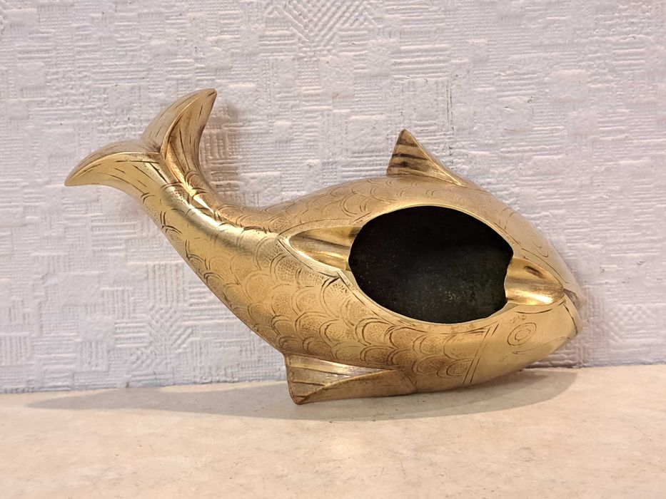 На подарок - бронзовая пепельница - Золотая рыбка - латунь.