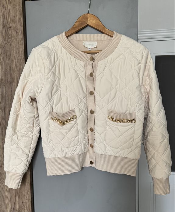 Світлий стьобаний бомбер