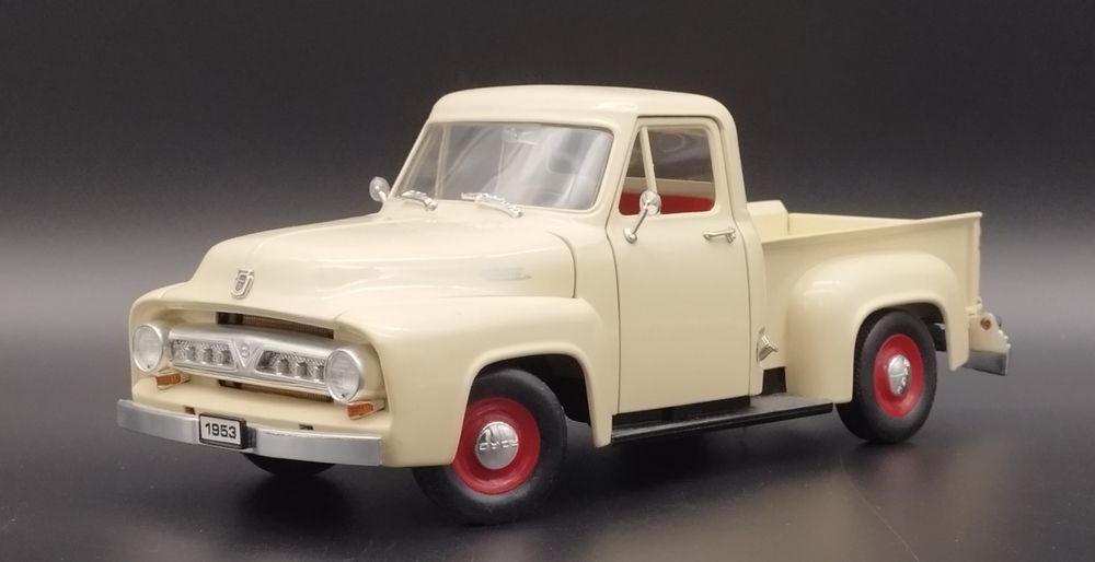 1:18 Road Legends  Ford Pick Up 1953 Colonial White model