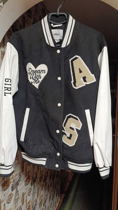 Бомбер вітровка жіночий стильний