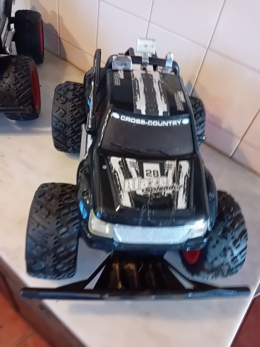 Conjunto de 2 Monster Trucks sem Comandos