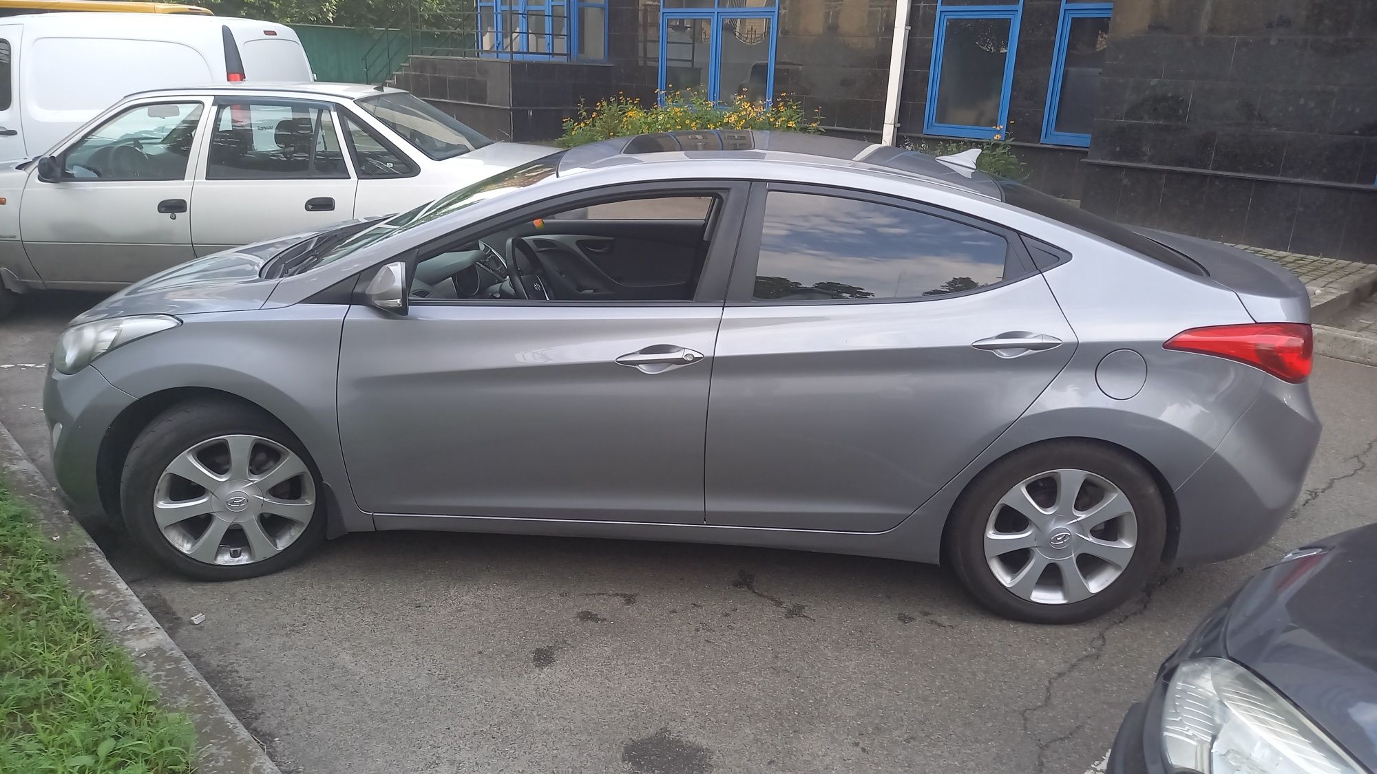 Elantra hyundai 2012 1,8л акп газ/бенз