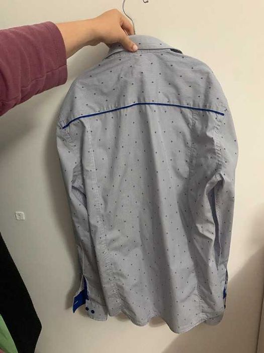 Camisa azul e branca de riscas