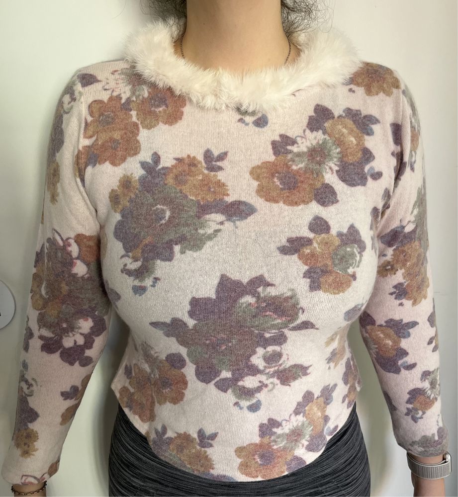 Camisola de lã com flores e pêlo