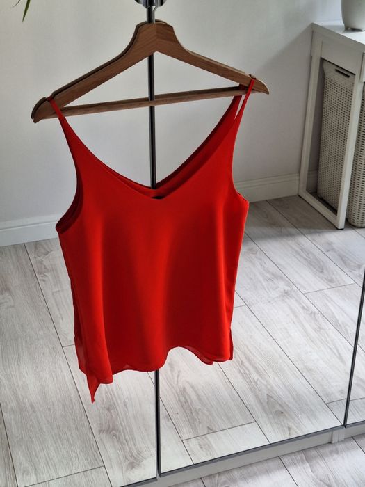 czerwony top na cienkich ramiączkach
