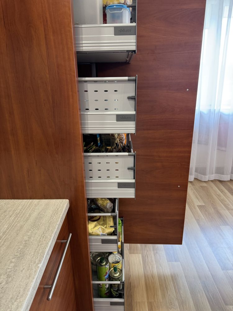 Kuchnia, zestaw mebli kuchennych, meble kuchenne z wyspa, jabłoń