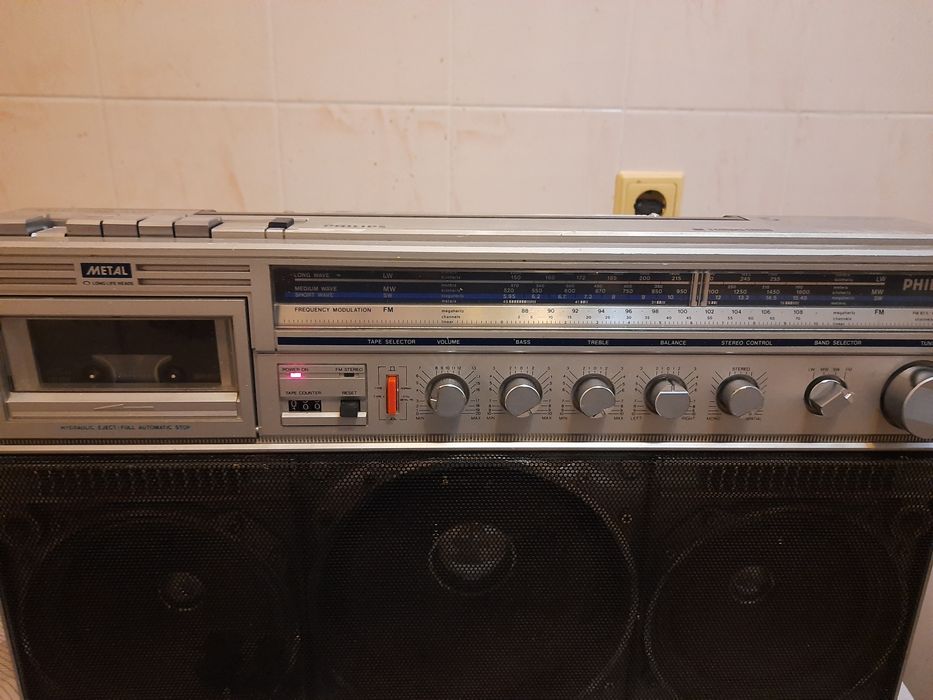 Продам магнитофон philips D8444