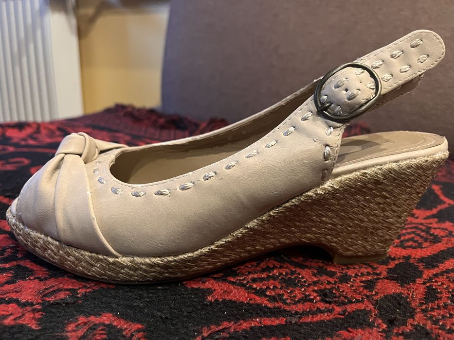 Buty na koturnie Clara Barson