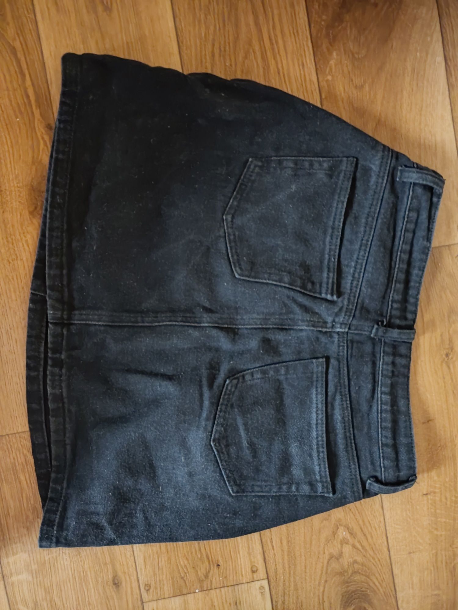 Czarna jeansowa spódniczka