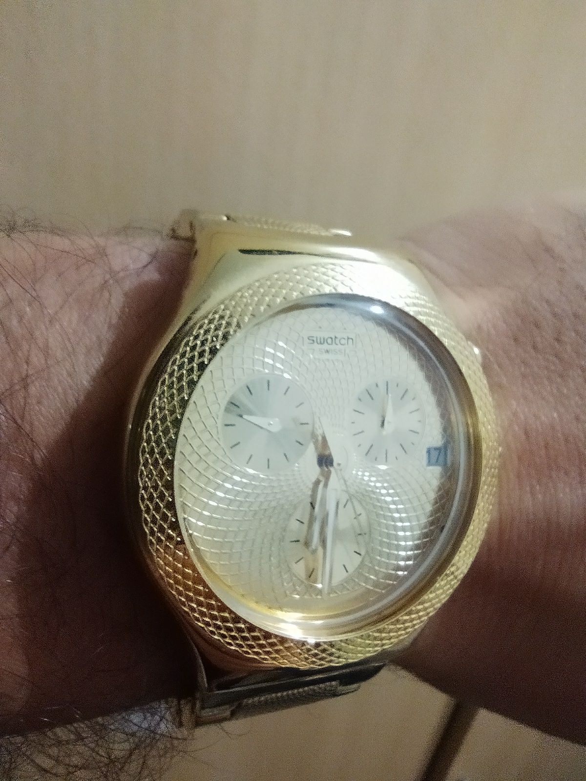 Relógio Swatch dourado