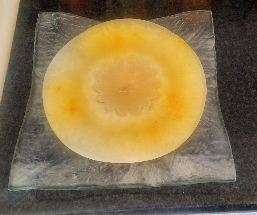 Centro de mesa em vidro com vela amarela