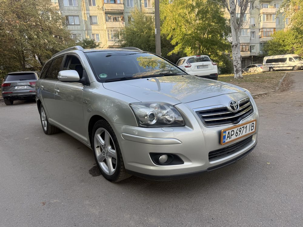 Тайота Авенсис дизель 2,2 в хорошем состояние