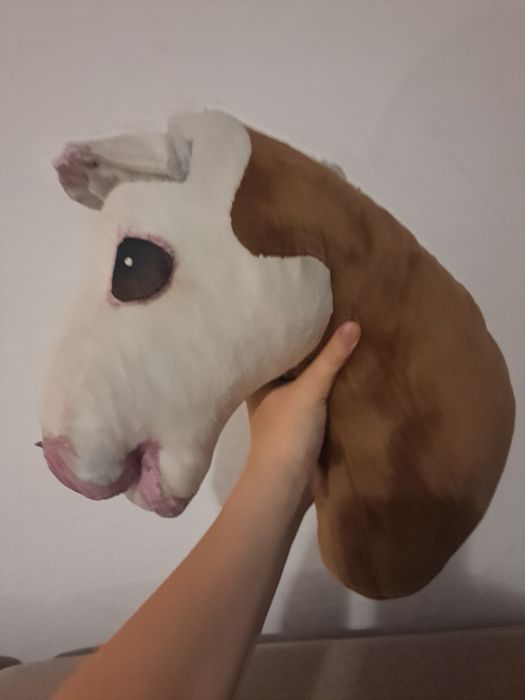 Brązowo biały hobby horse