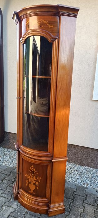 Witryna stojąca z intarsjami rogowa orzech