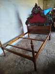 Cama e cabeceira século XVII com veludo vermelho
