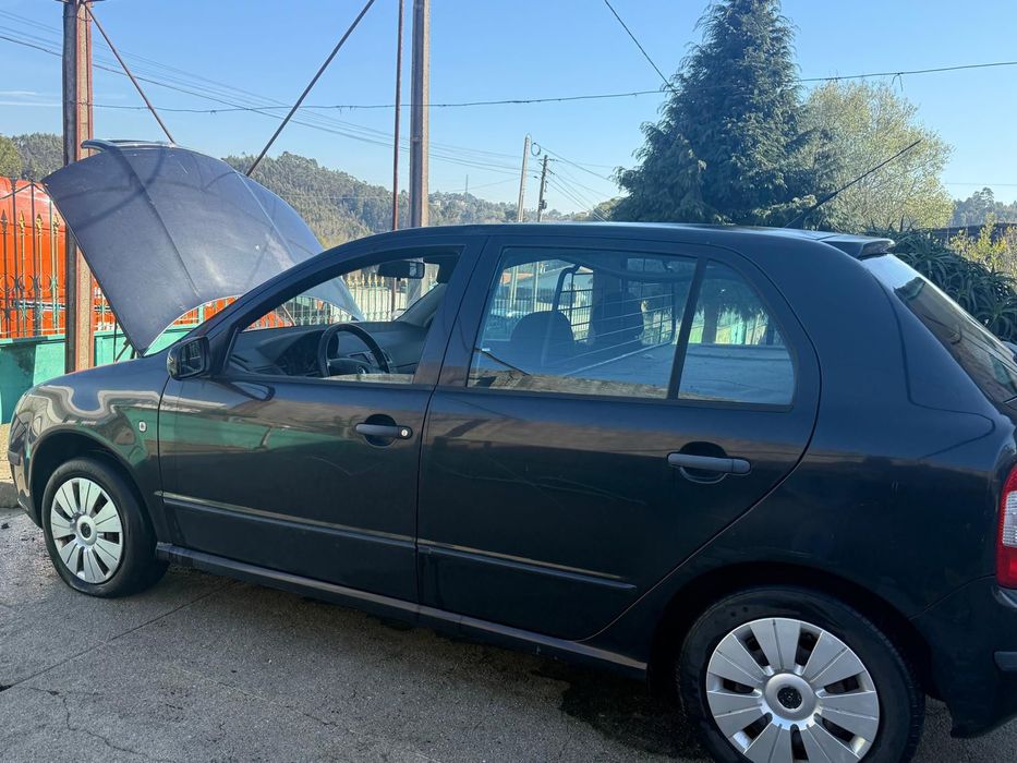 Vendo skoda 5 portas mas tá adaptado para dois lugares