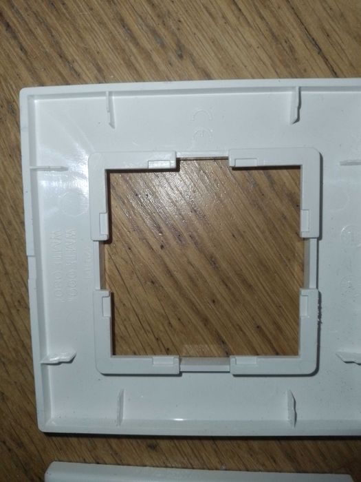 Рамки для розеток VIKO, KARRE, колір кремовий, білий. Заглушки