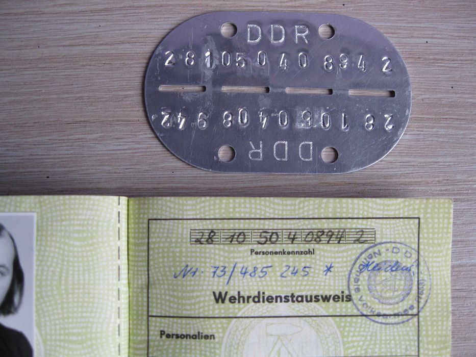 Stary nieśmiertelnik + książeczka wojskowa Wehrdienstausweis DDR NVA