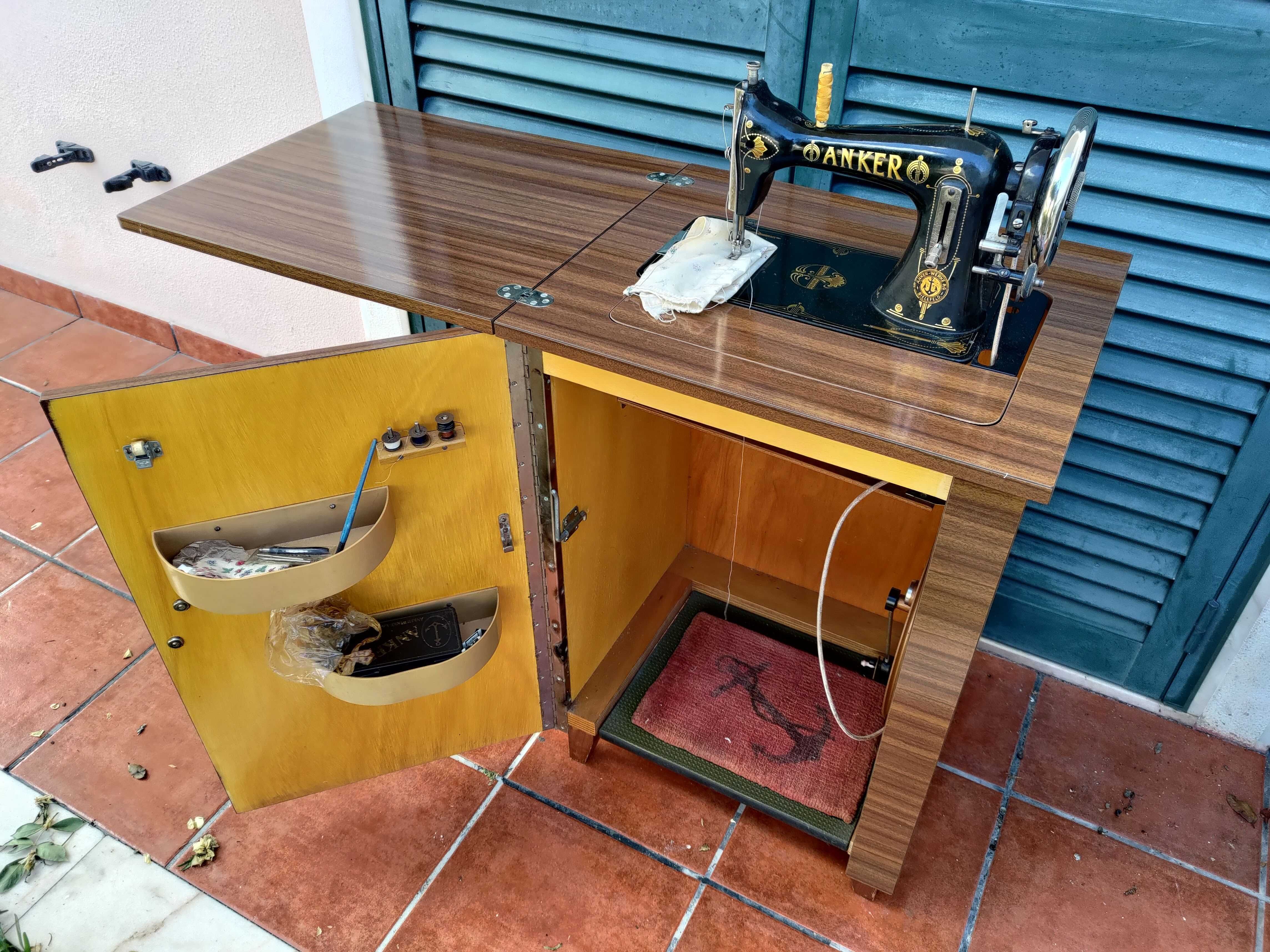 ANKER Máquina de Costura Antiga com Móvel (em Bom Estado)