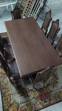 Mesa e 8 cadeiras em madeira maciça