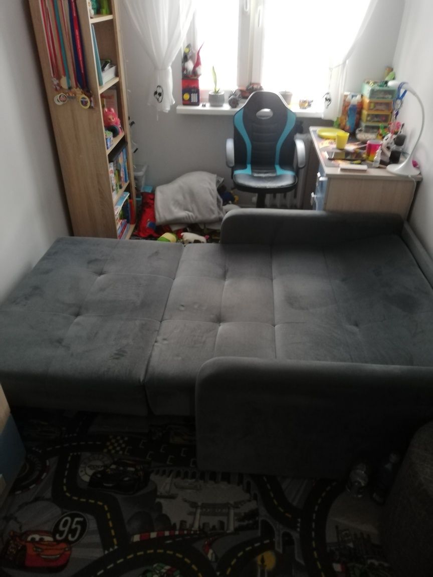 Piękna sofa dwuosobowa z funkcją spania