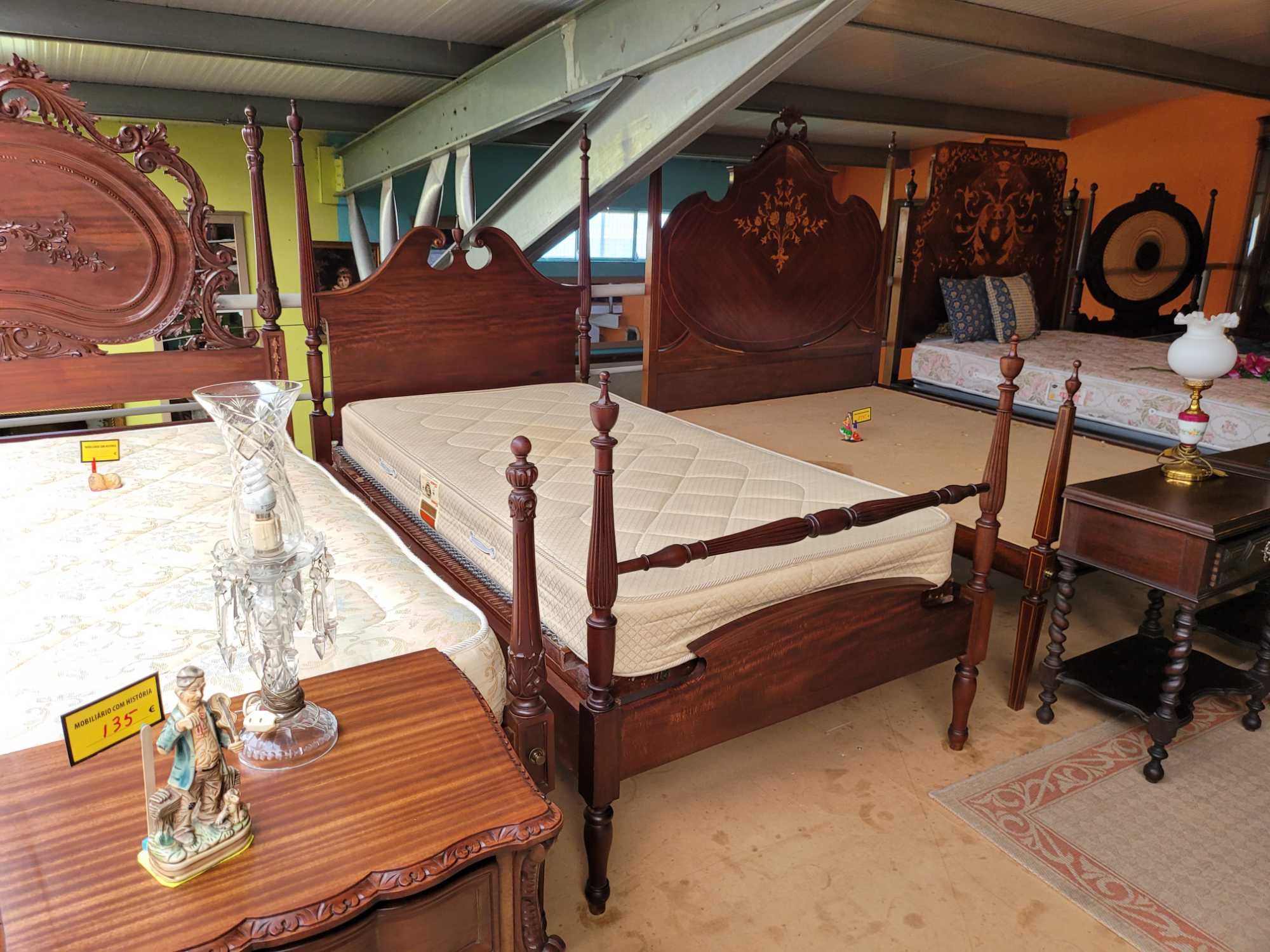 Cama antiga de solteiro em madeira maciça com estrado e