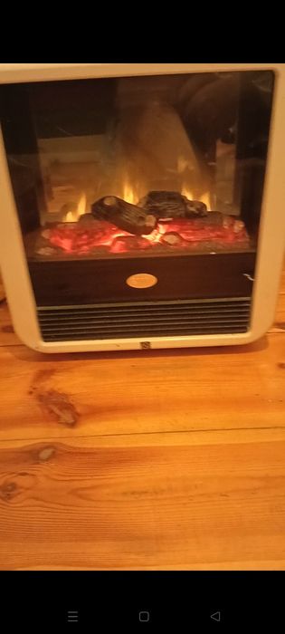 Kominek elektryczny z funkcją grzania