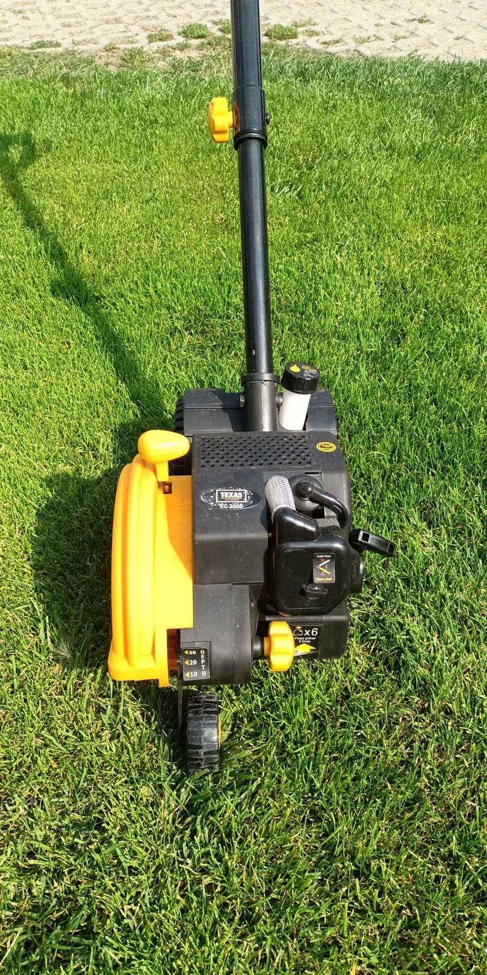 Spalinowy obcinacz kantów do trawnika Texas EC2600